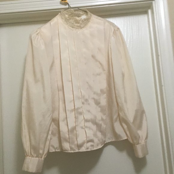 Woman's blouse - Picture 2 of 4